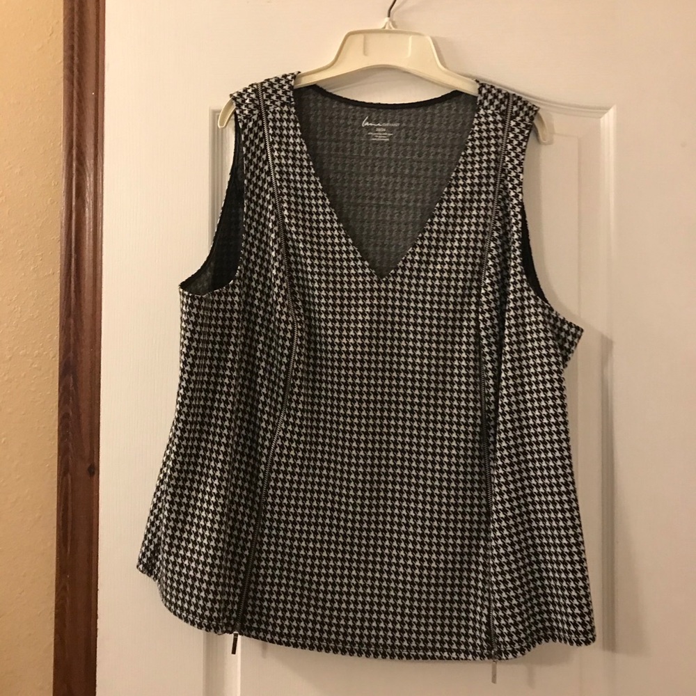 Plus size women’s v-neck side zippered tank top.